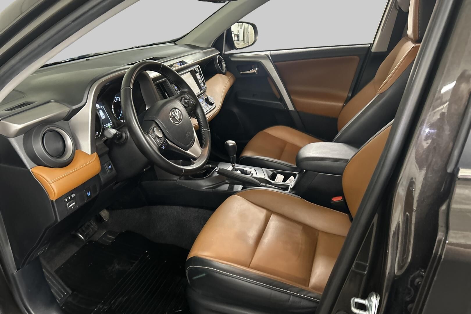 Toyota RAV4 iso kuva 9
