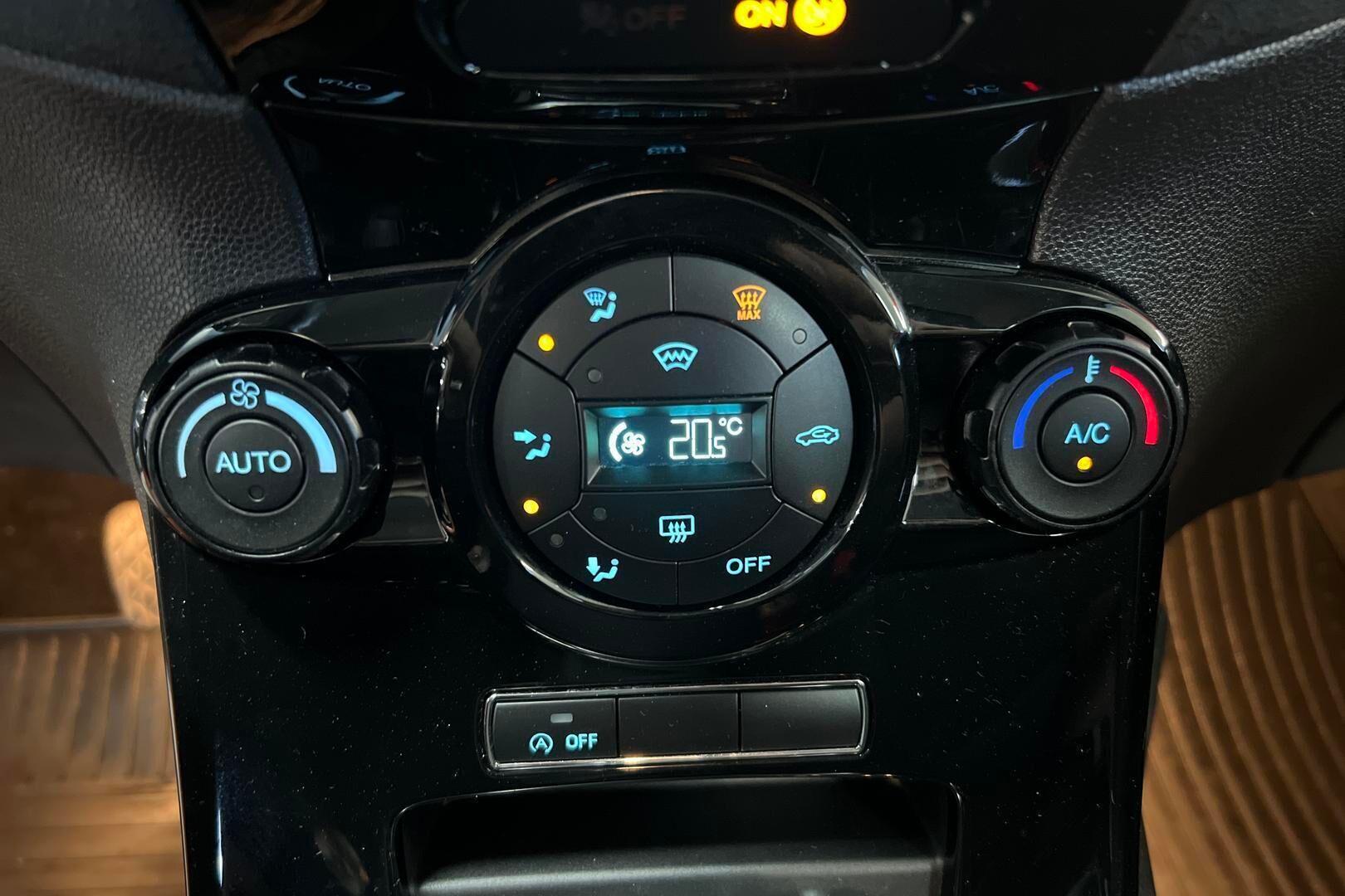 Ford Fiesta iso kuva 17