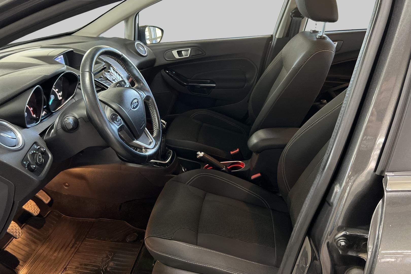 Ford Fiesta iso kuva 9