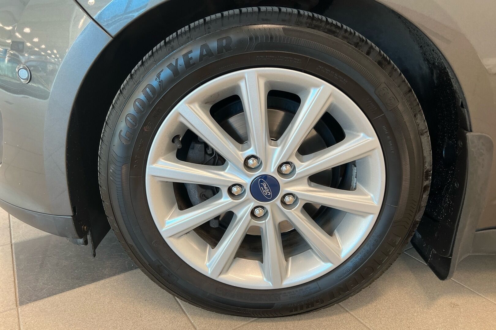 Ford C-Max iso kuva 11