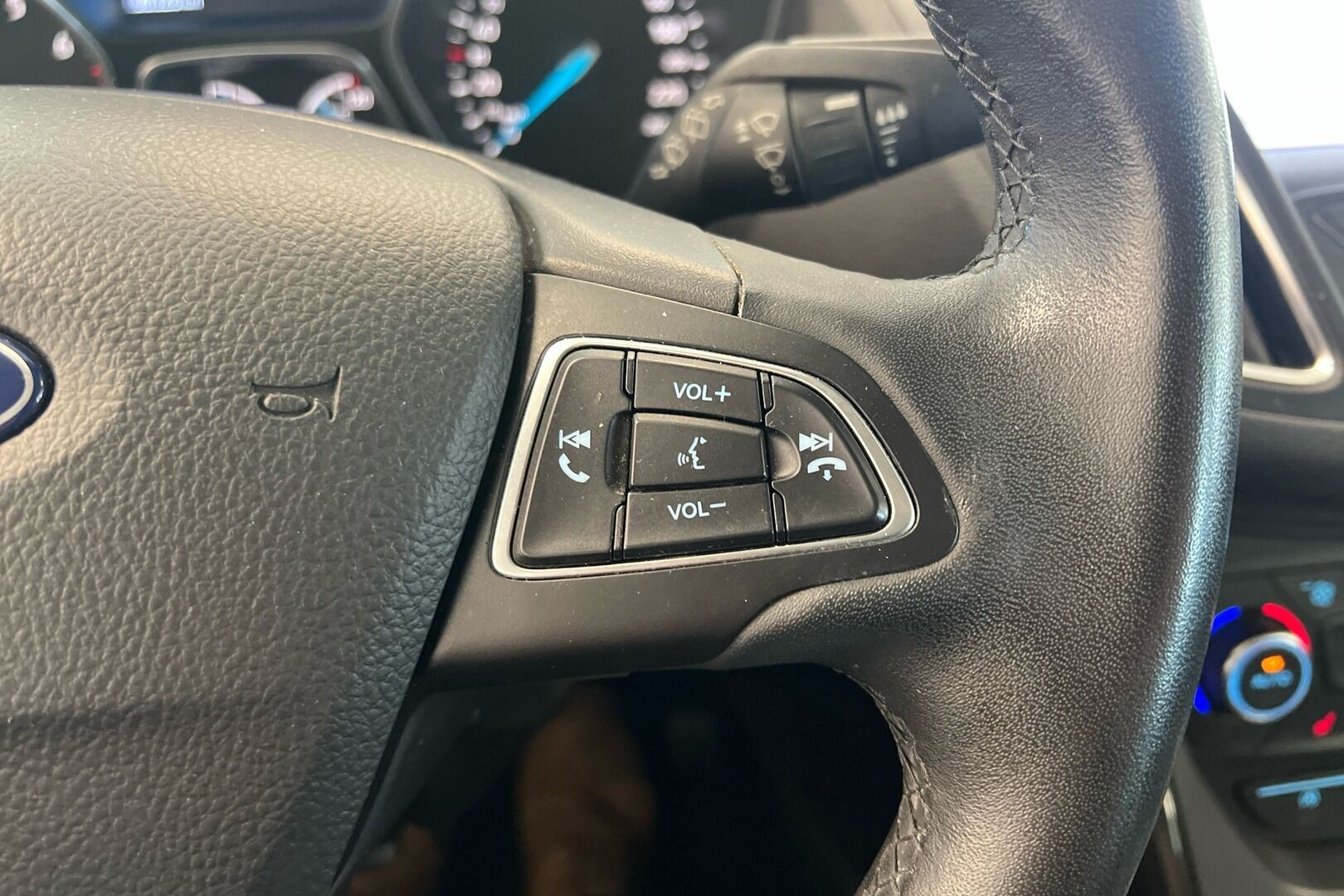 Ford C-Max iso kuva 12