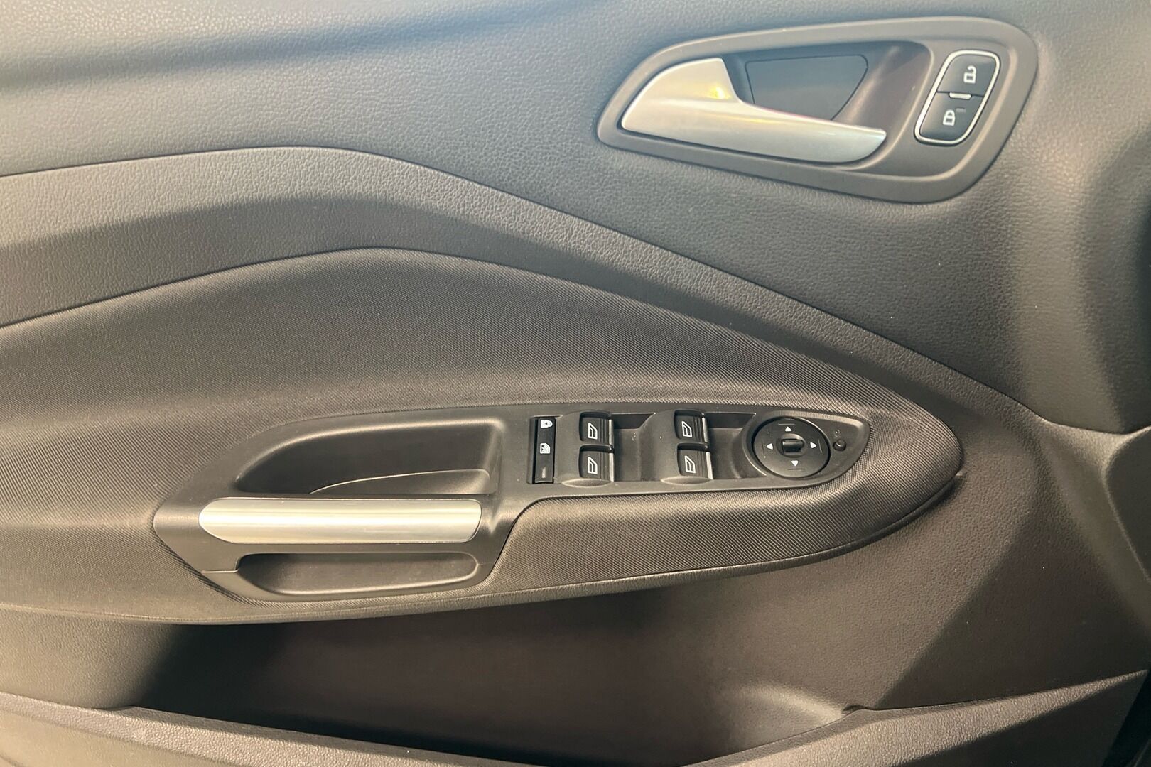 Ford C-Max iso kuva 16