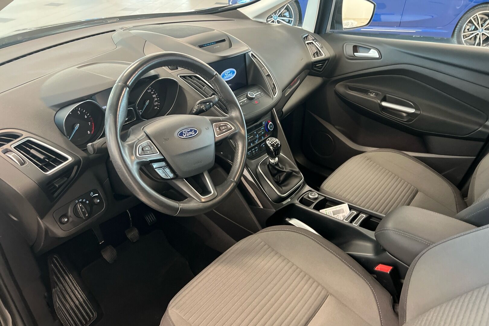 Ford C-Max iso kuva 4