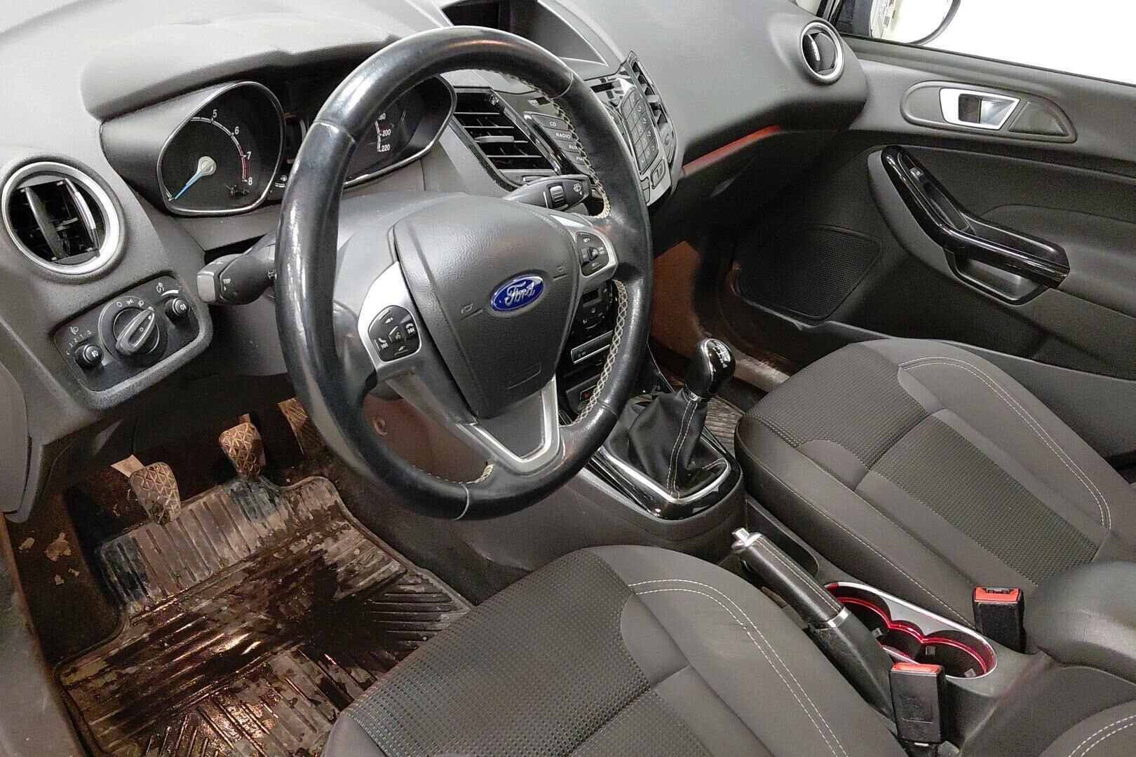 Ford Fiesta iso kuva 10