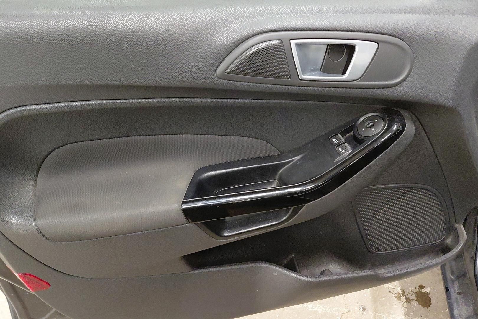 Ford Fiesta iso kuva 17