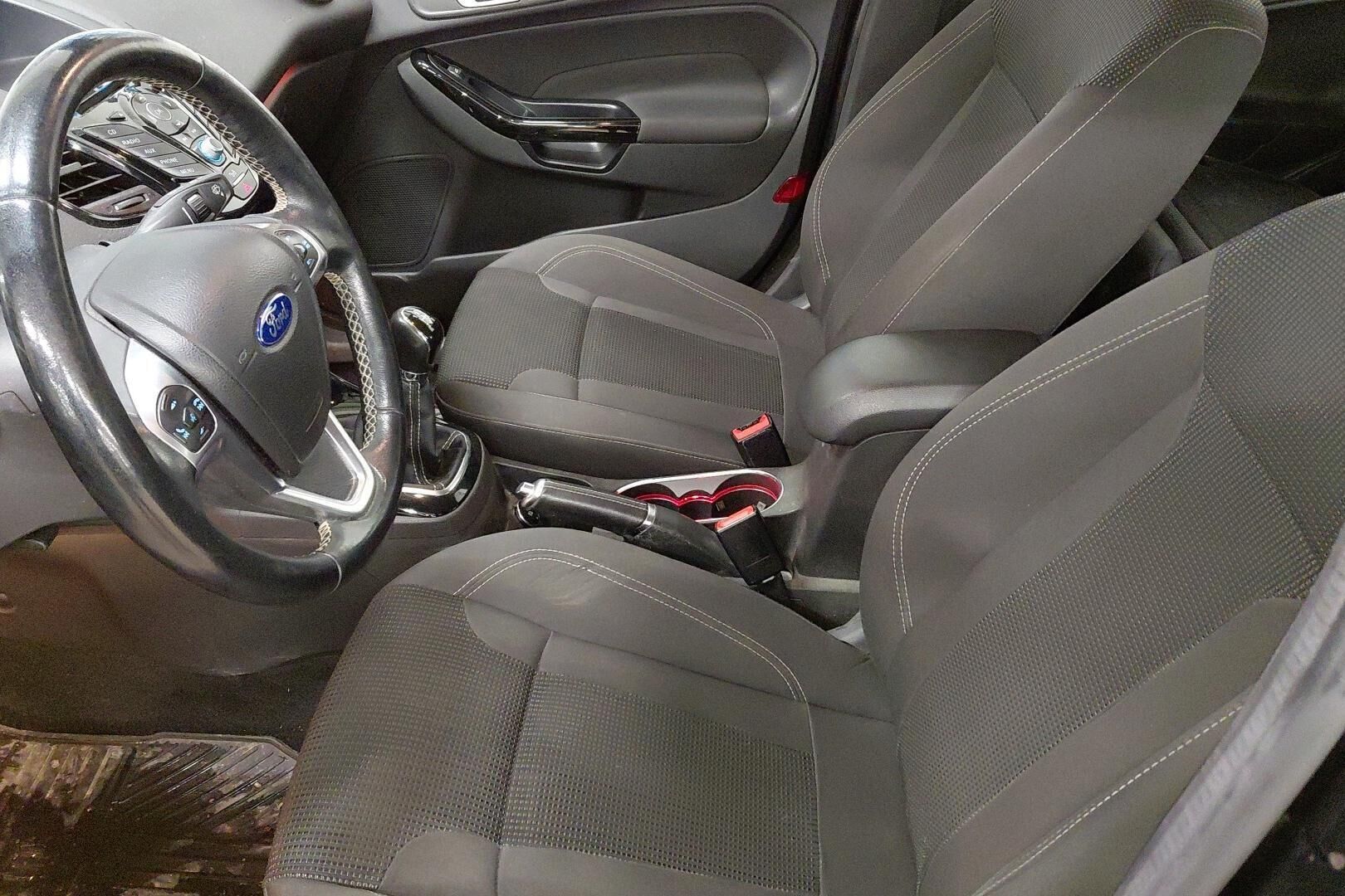 Ford Fiesta iso kuva 8