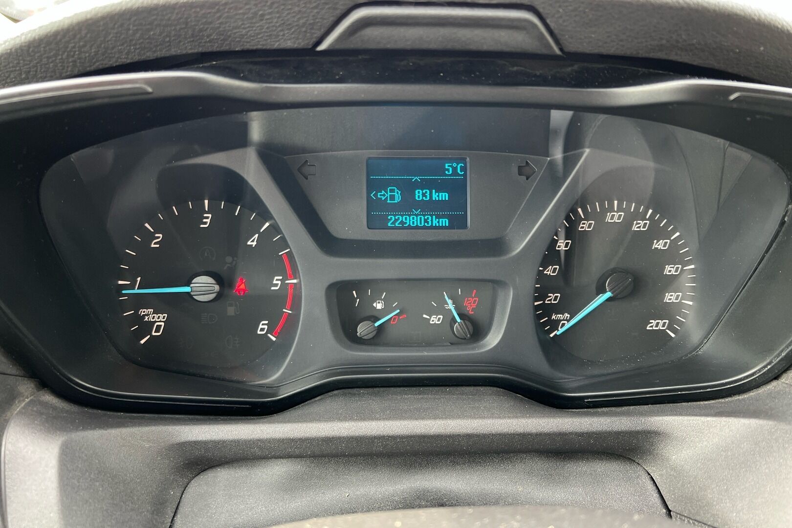 Ford Transit iso kuva 9