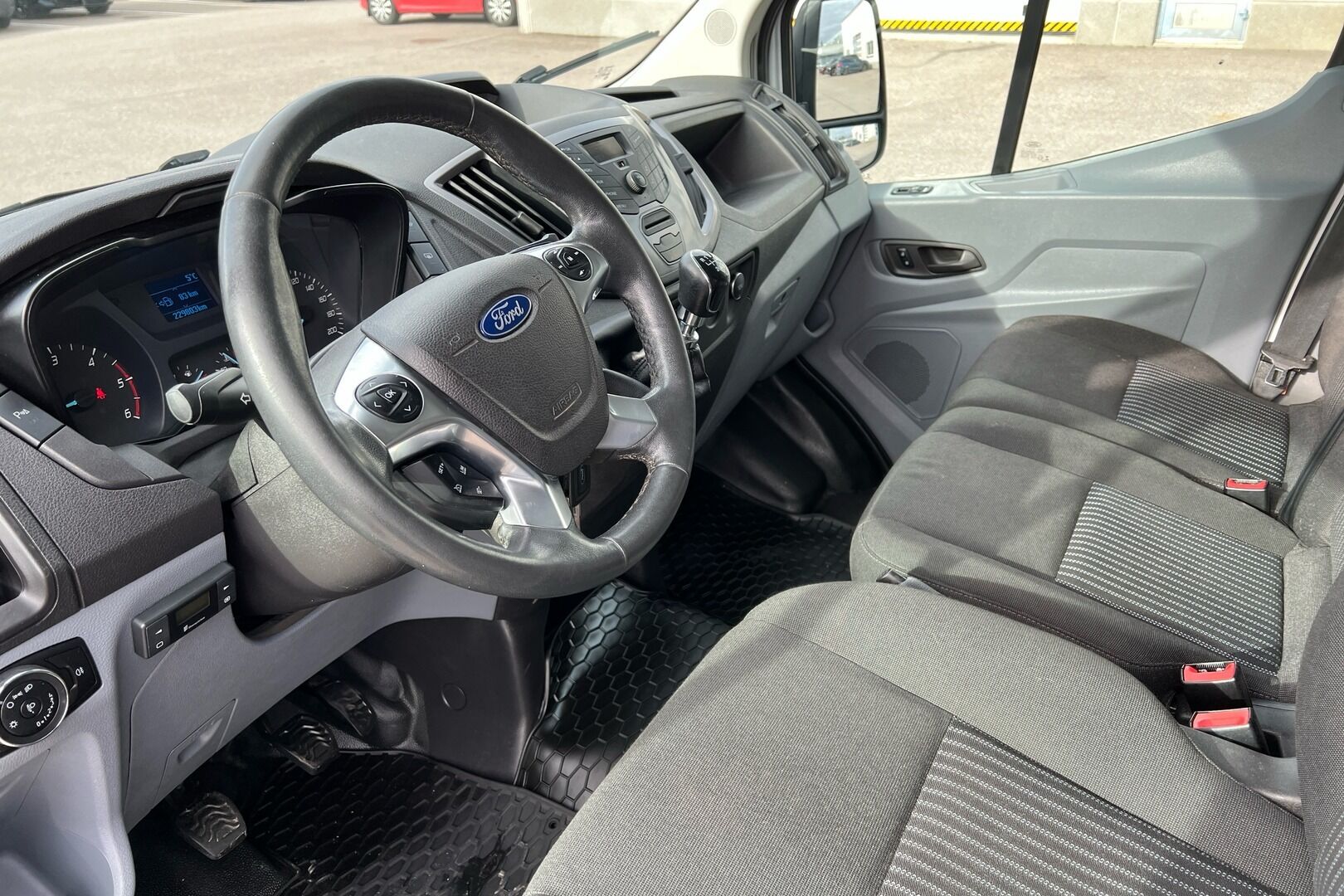 Ford Transit iso kuva 3
