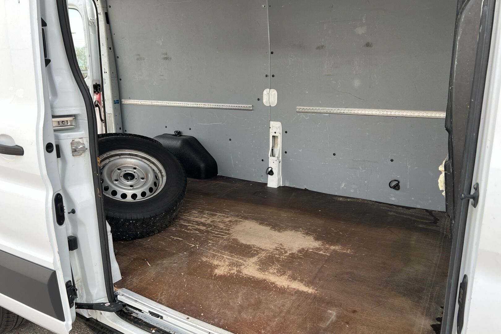 Ford Transit iso kuva 4