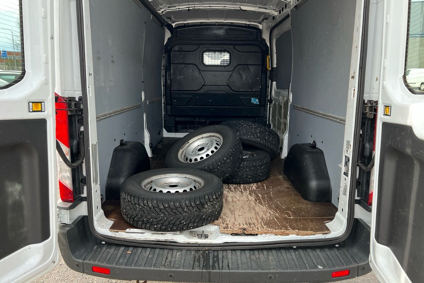 Ford Transit iso kuva 6