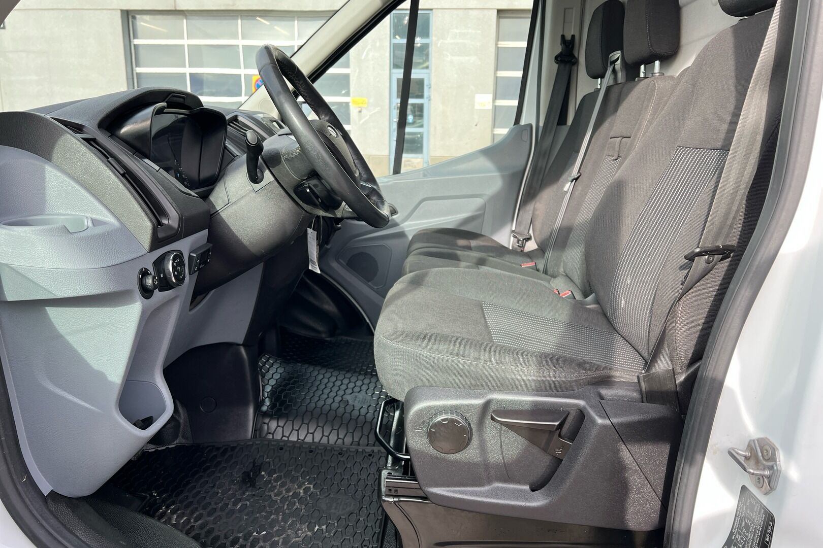 Ford Transit iso kuva 7