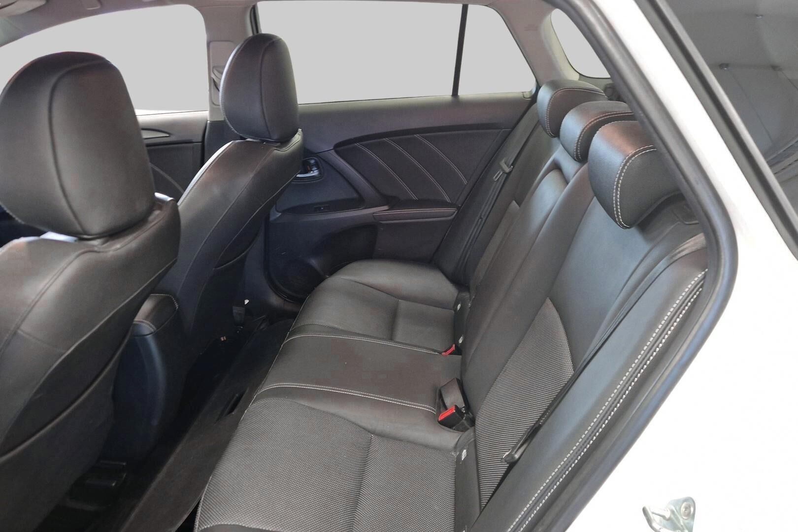 Toyota Avensis iso kuva 10