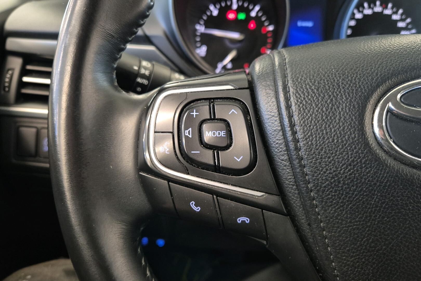 Toyota Avensis iso kuva 18