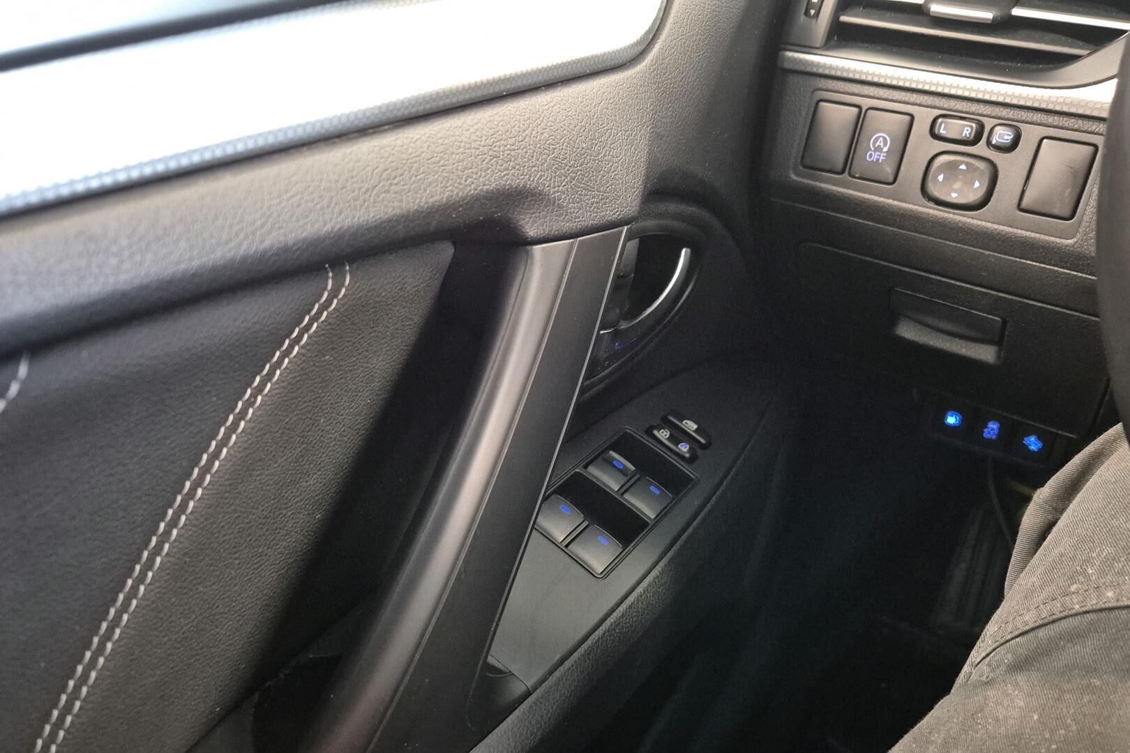 Toyota Avensis iso kuva 19