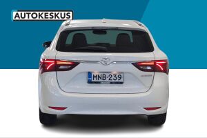 Toyota Avensis esikatselu 6