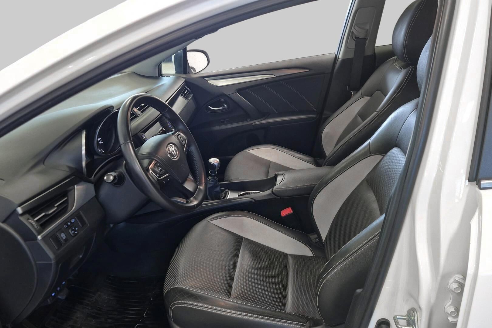 Toyota Avensis iso kuva 9
