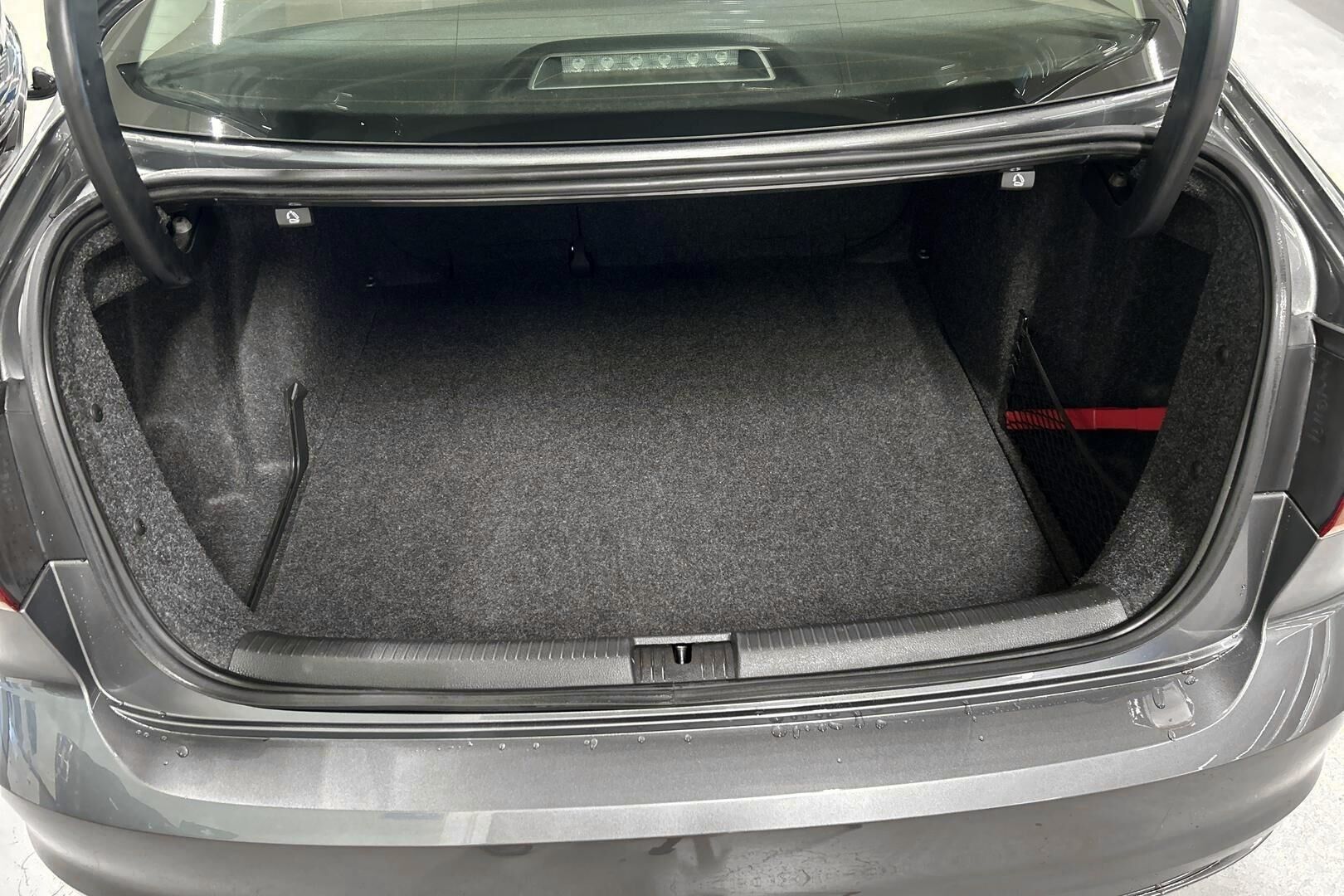Volkswagen Jetta iso kuva 9
