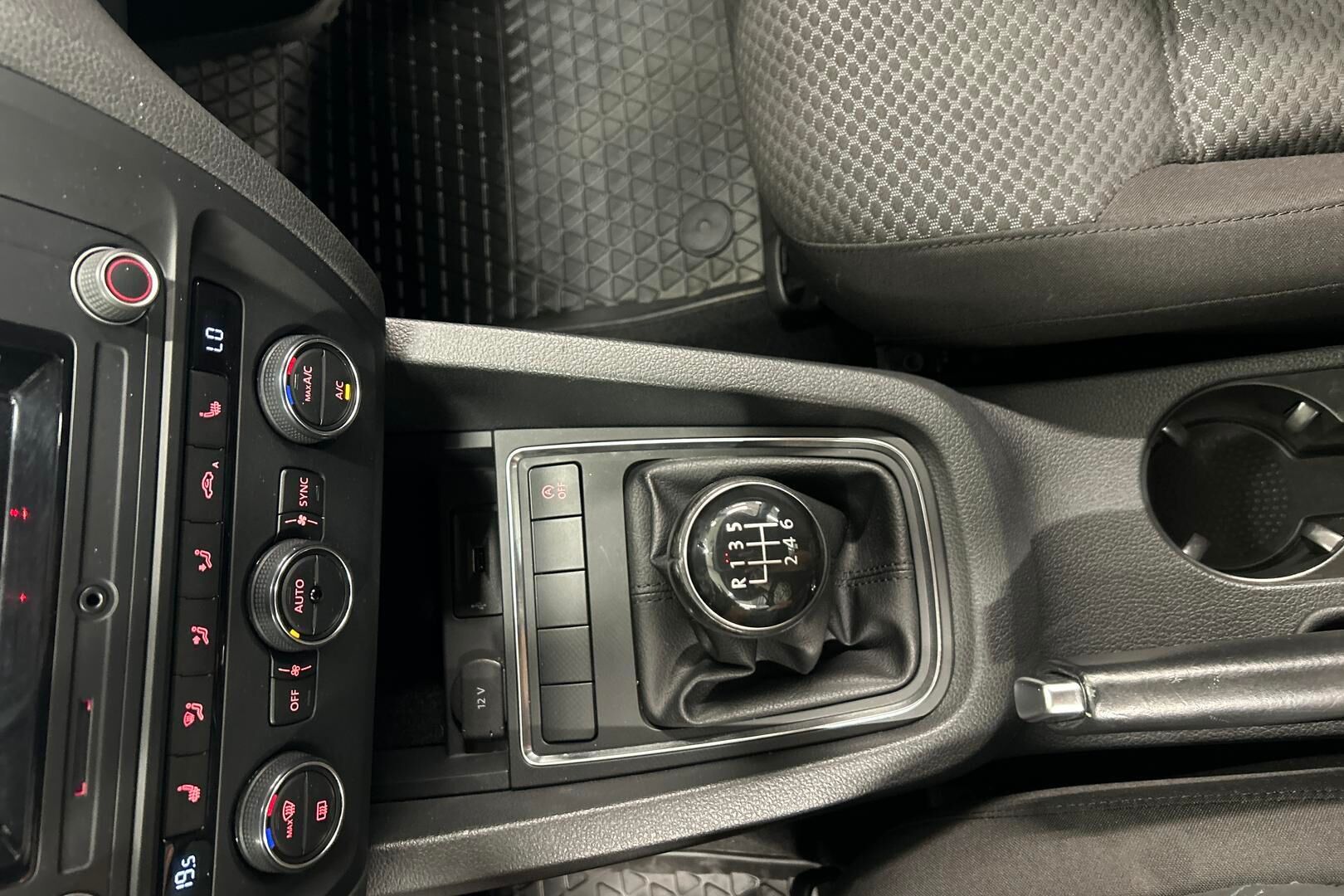 Volkswagen Jetta iso kuva 12