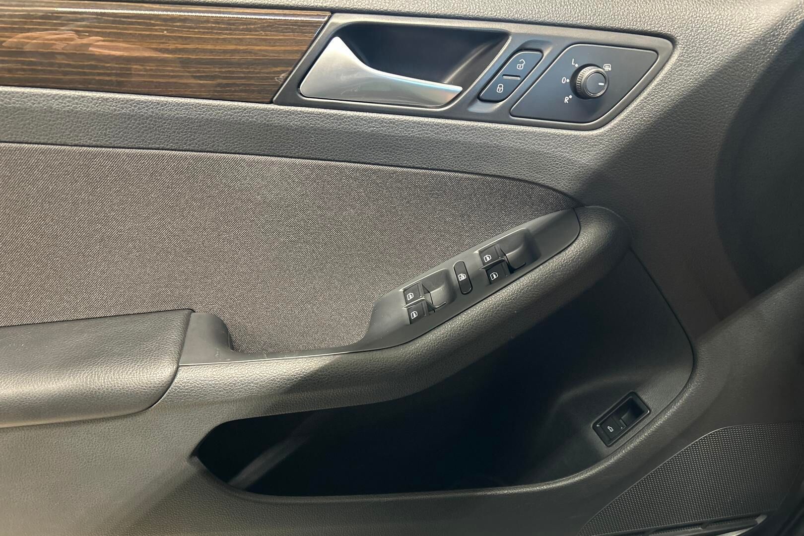 Volkswagen Jetta iso kuva 15