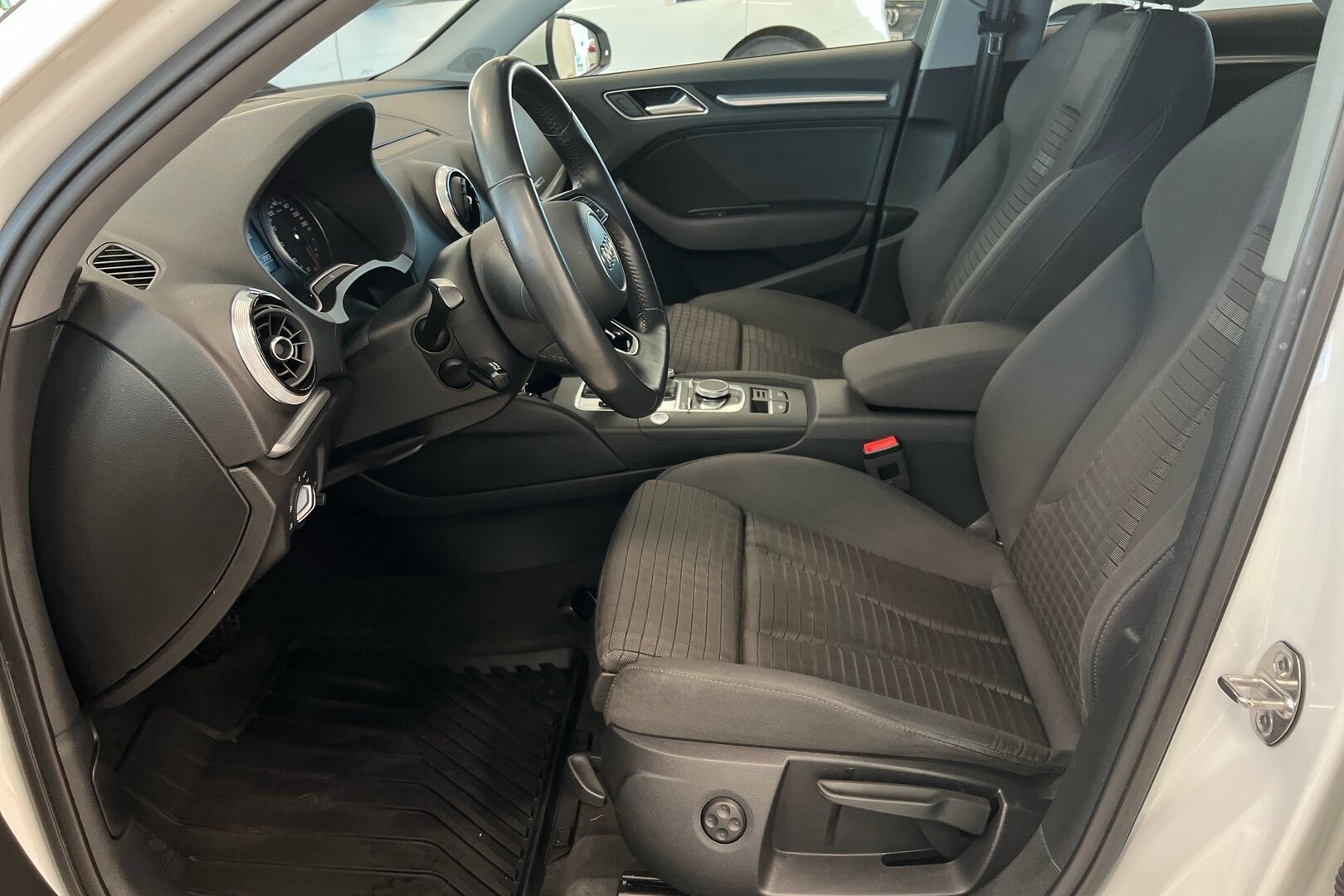 Audi A3 iso kuva 7