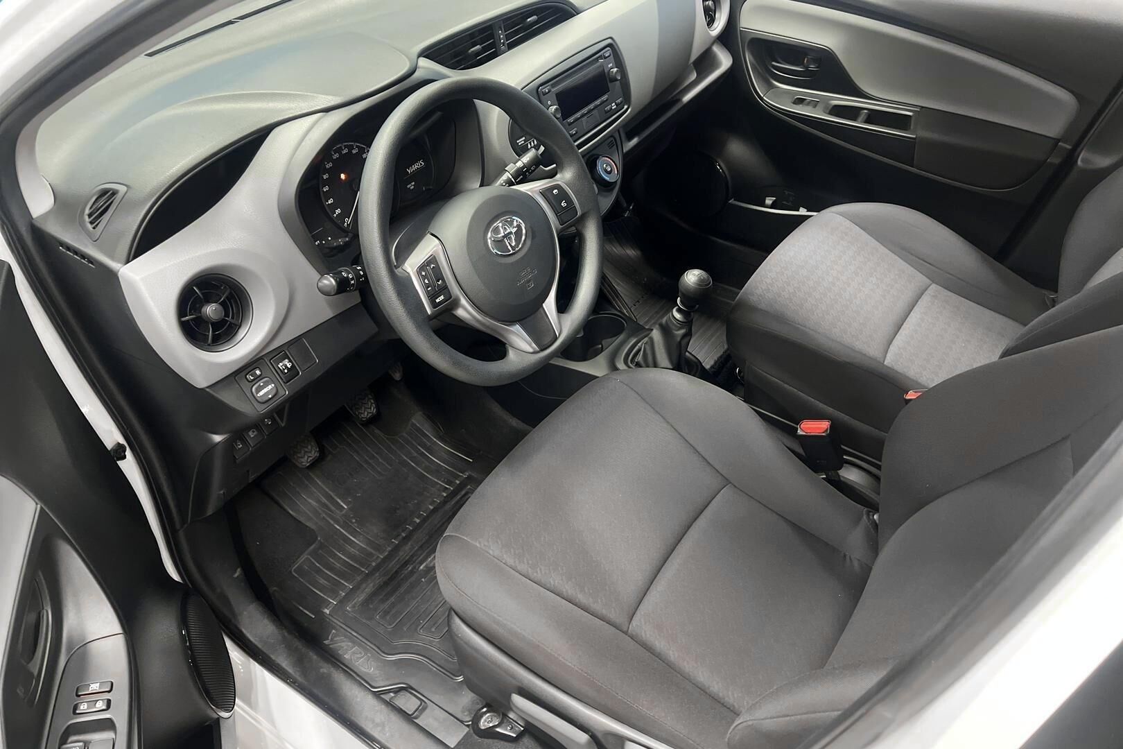Toyota Yaris iso kuva 8