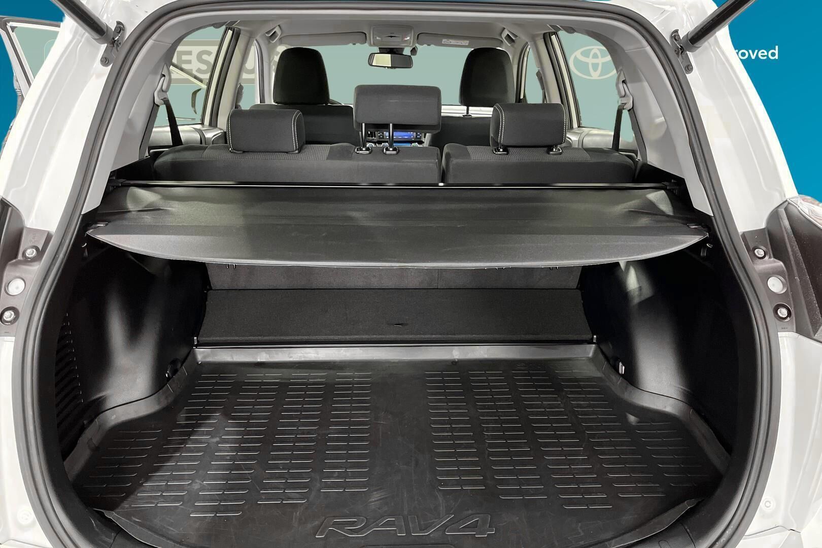 Toyota RAV4 iso kuva 11