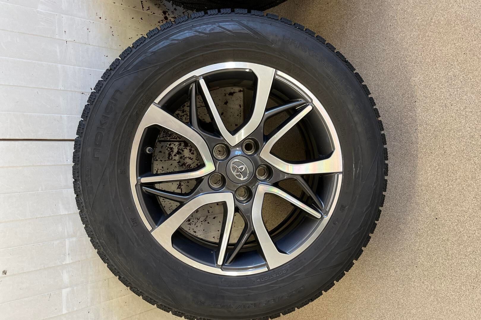 Toyota RAV4 iso kuva 13