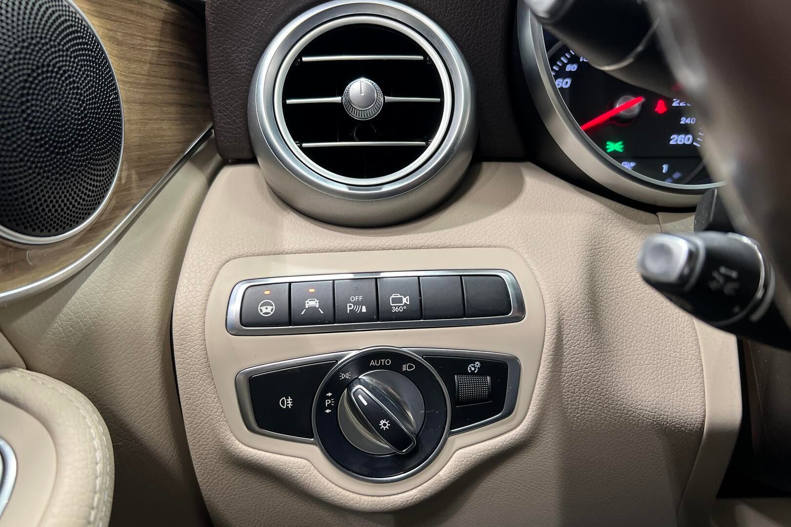 Mercedes-Benz GLC iso kuva 33