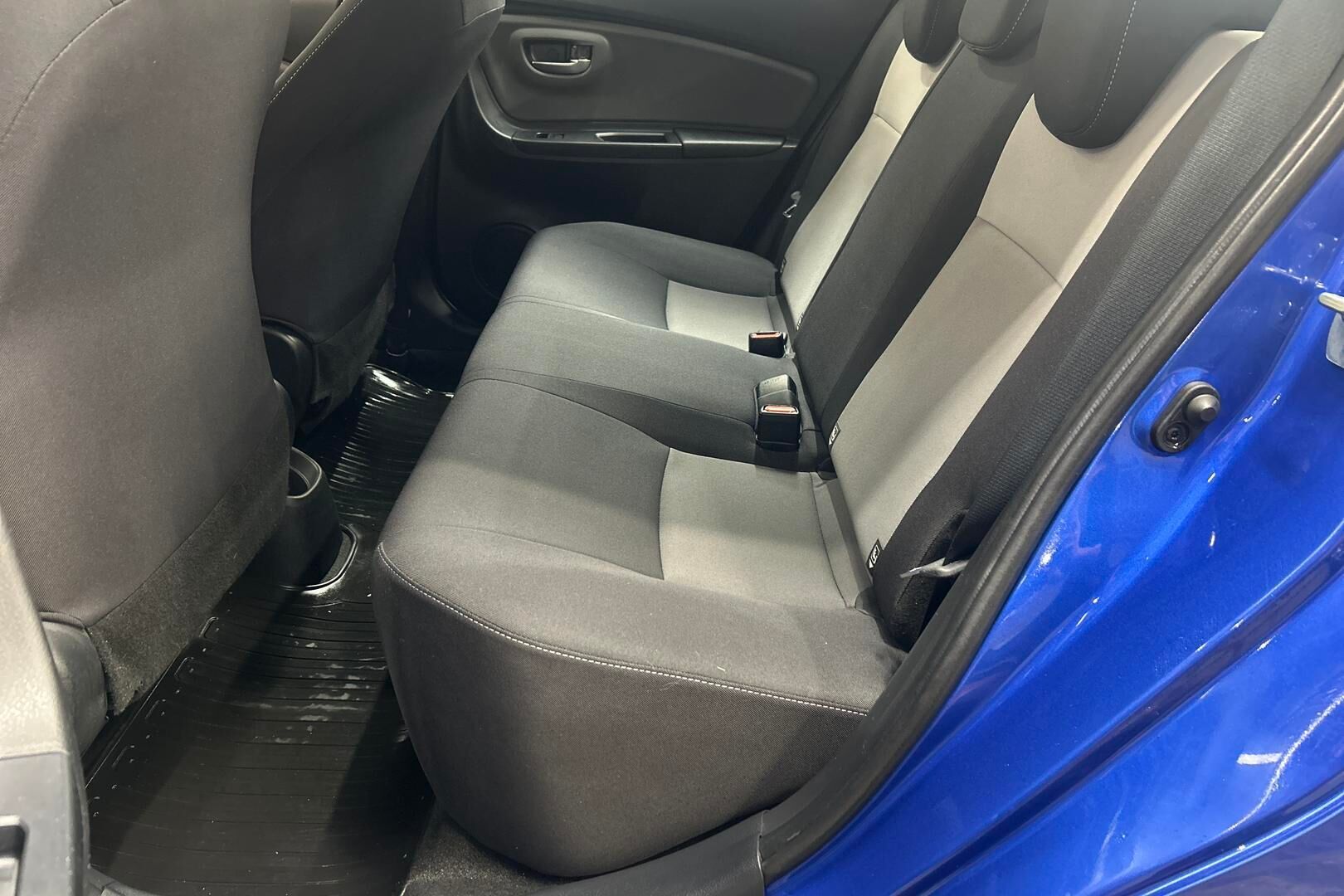 Toyota Yaris iso kuva 10