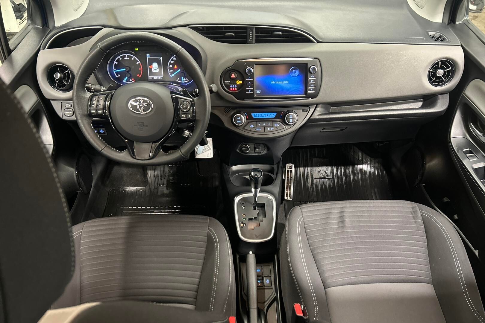 Toyota Yaris iso kuva 11