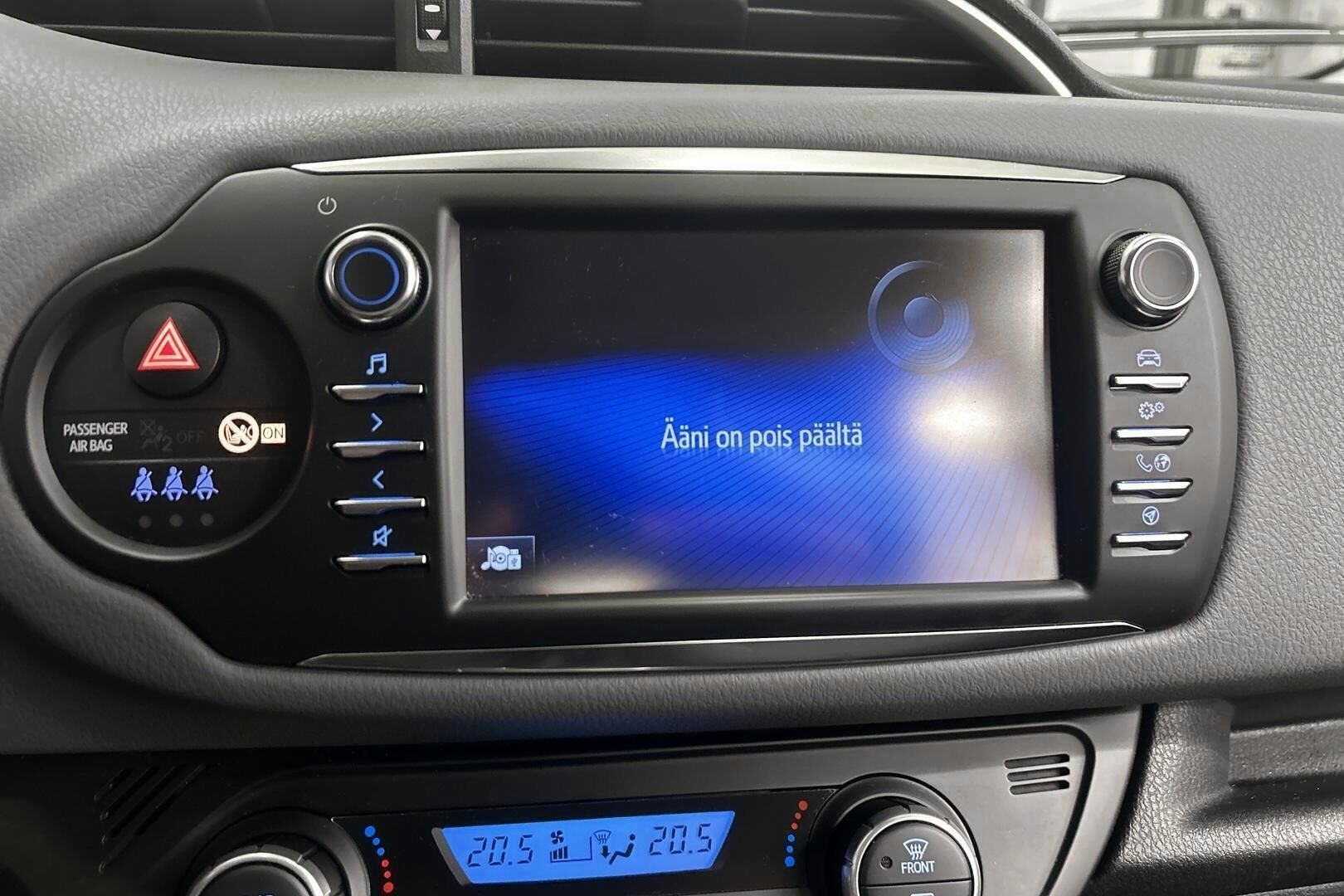 Toyota Yaris iso kuva 15