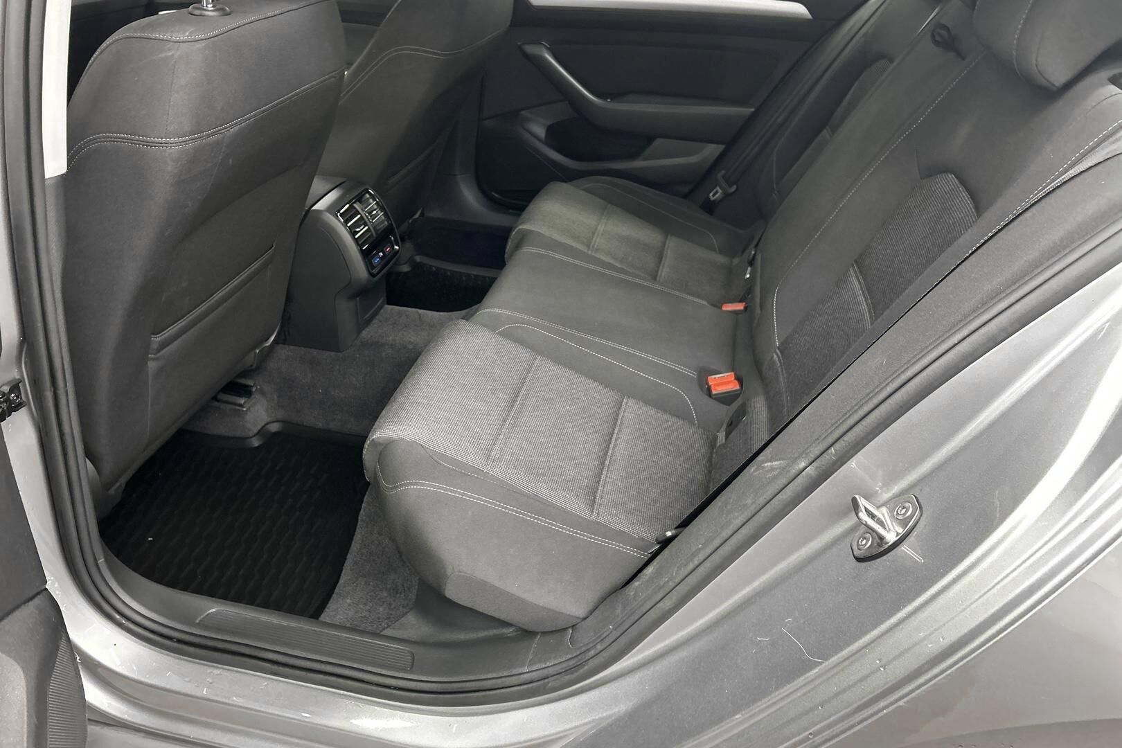 Volkswagen Passat iso kuva 17