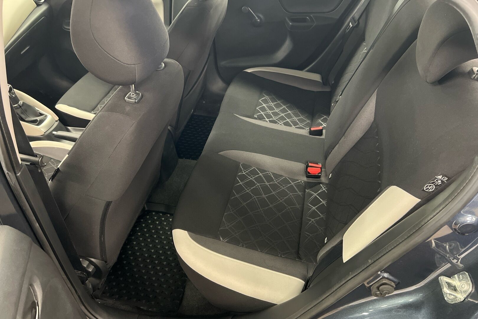Nissan Micra iso kuva 5