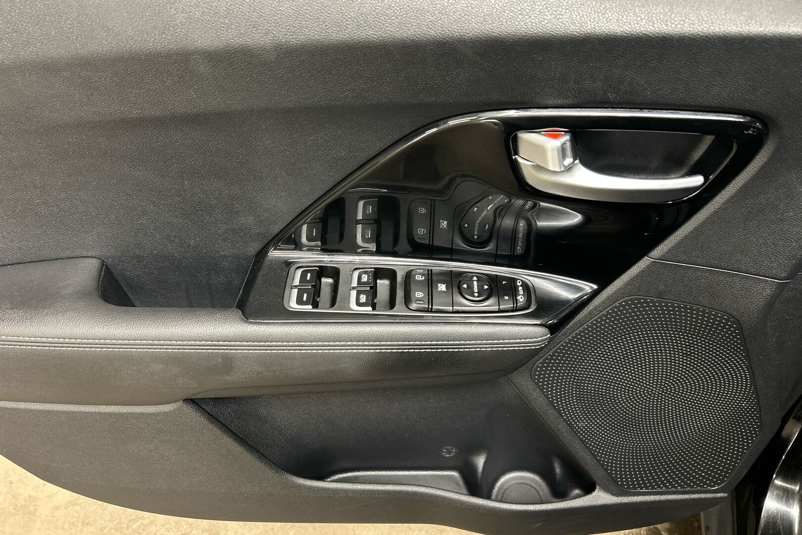 Kia Niro iso kuva 19