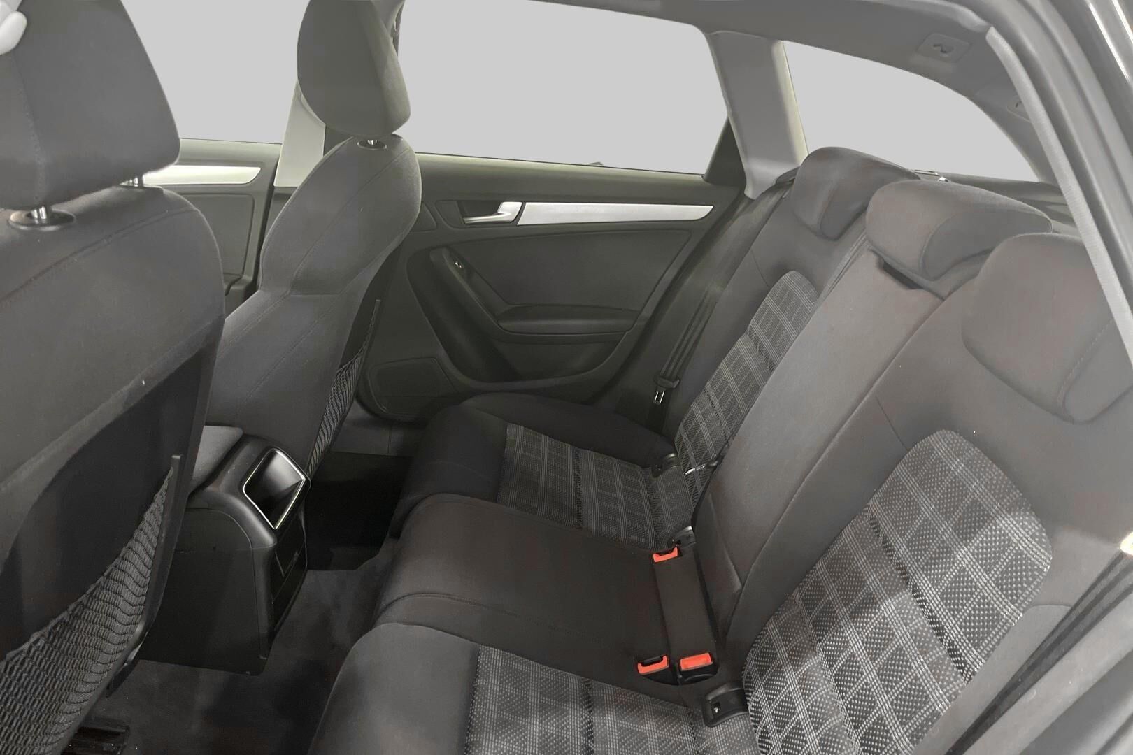 Audi A4 iso kuva 10