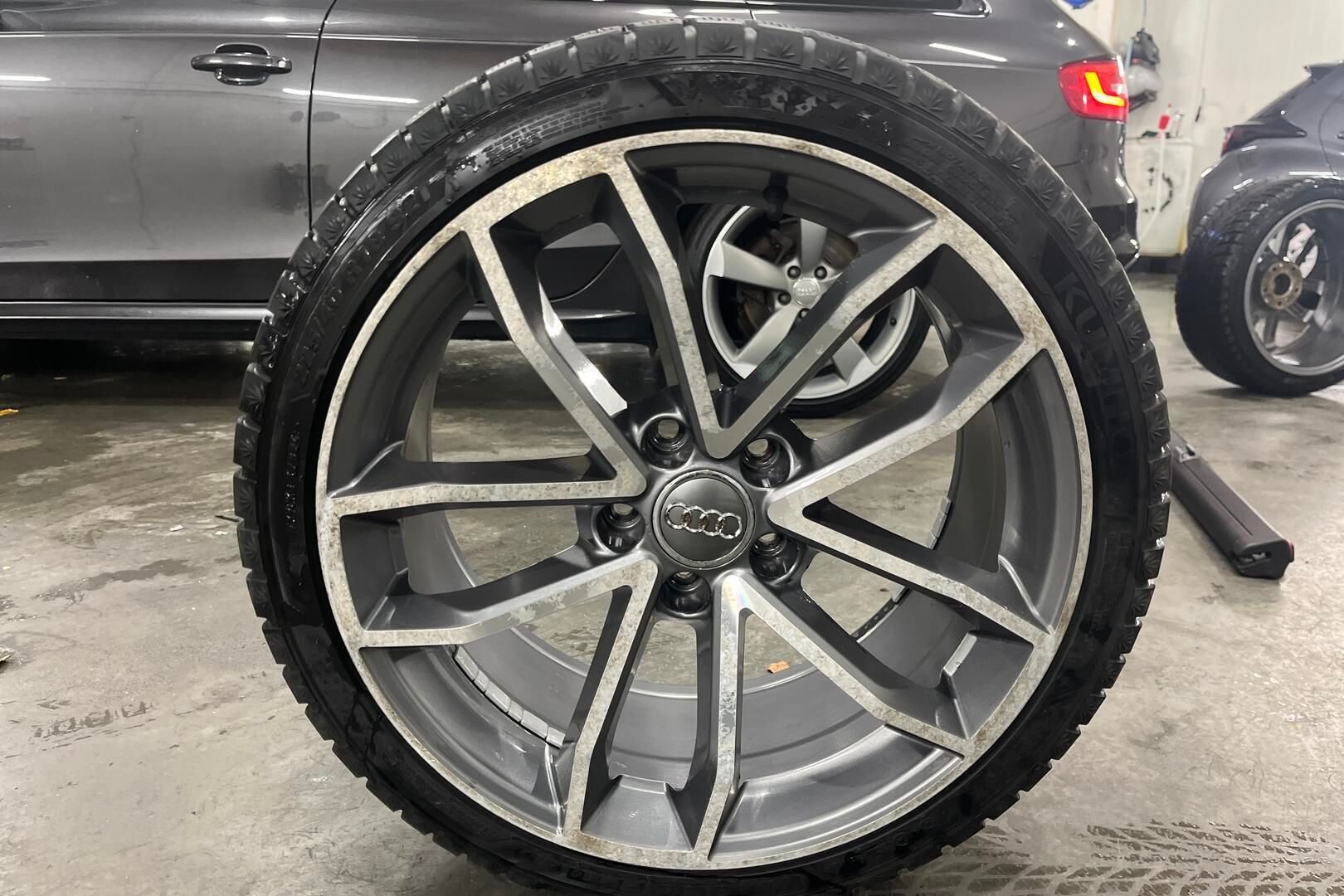 Audi A4 iso kuva 14