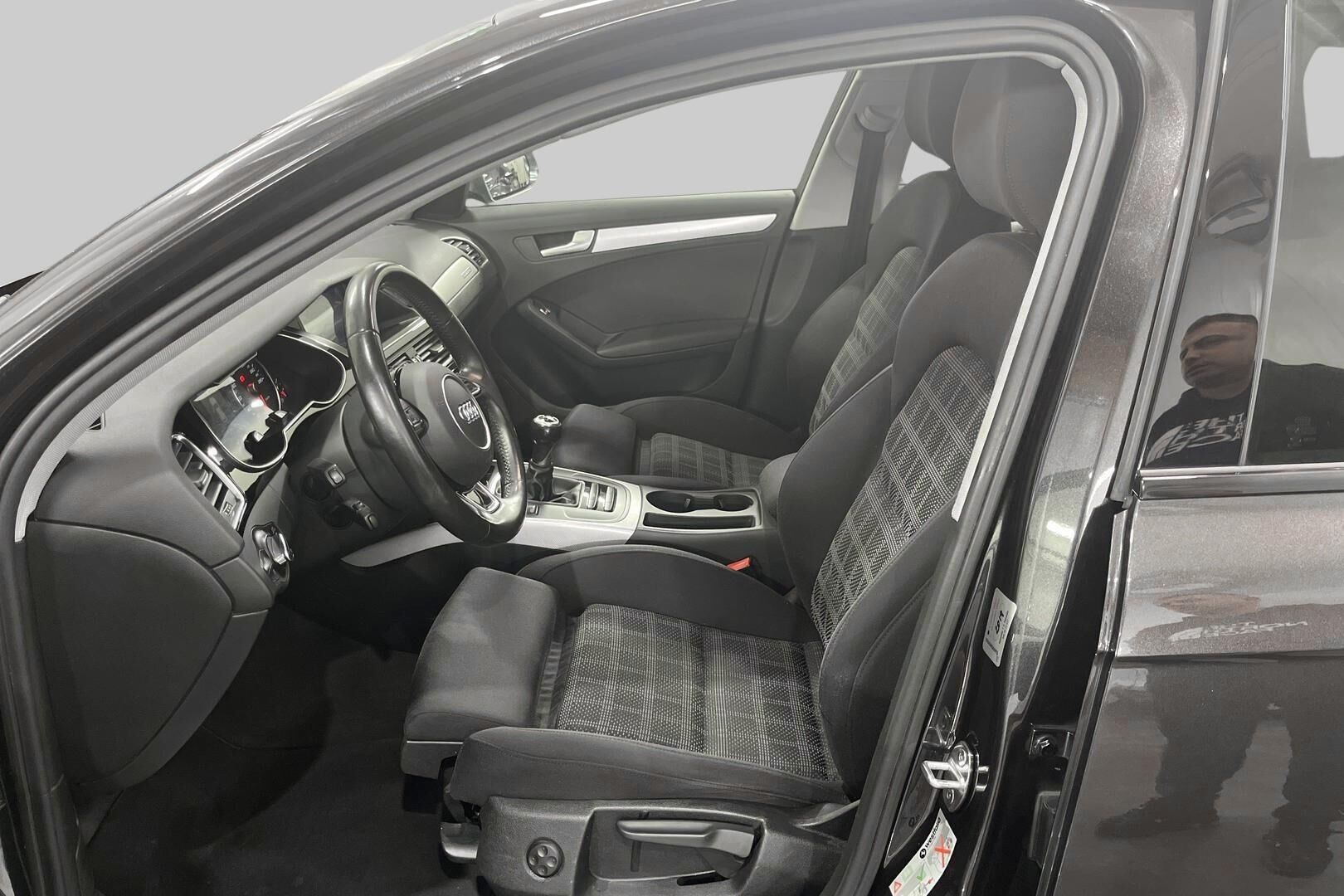 Audi A4 iso kuva 9