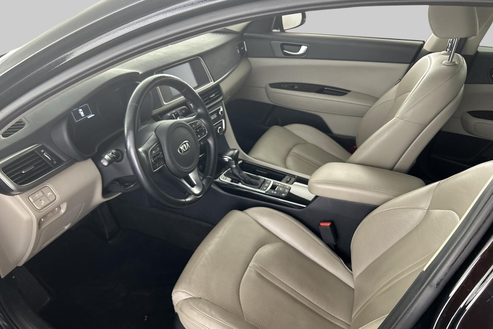 Kia Optima iso kuva 9