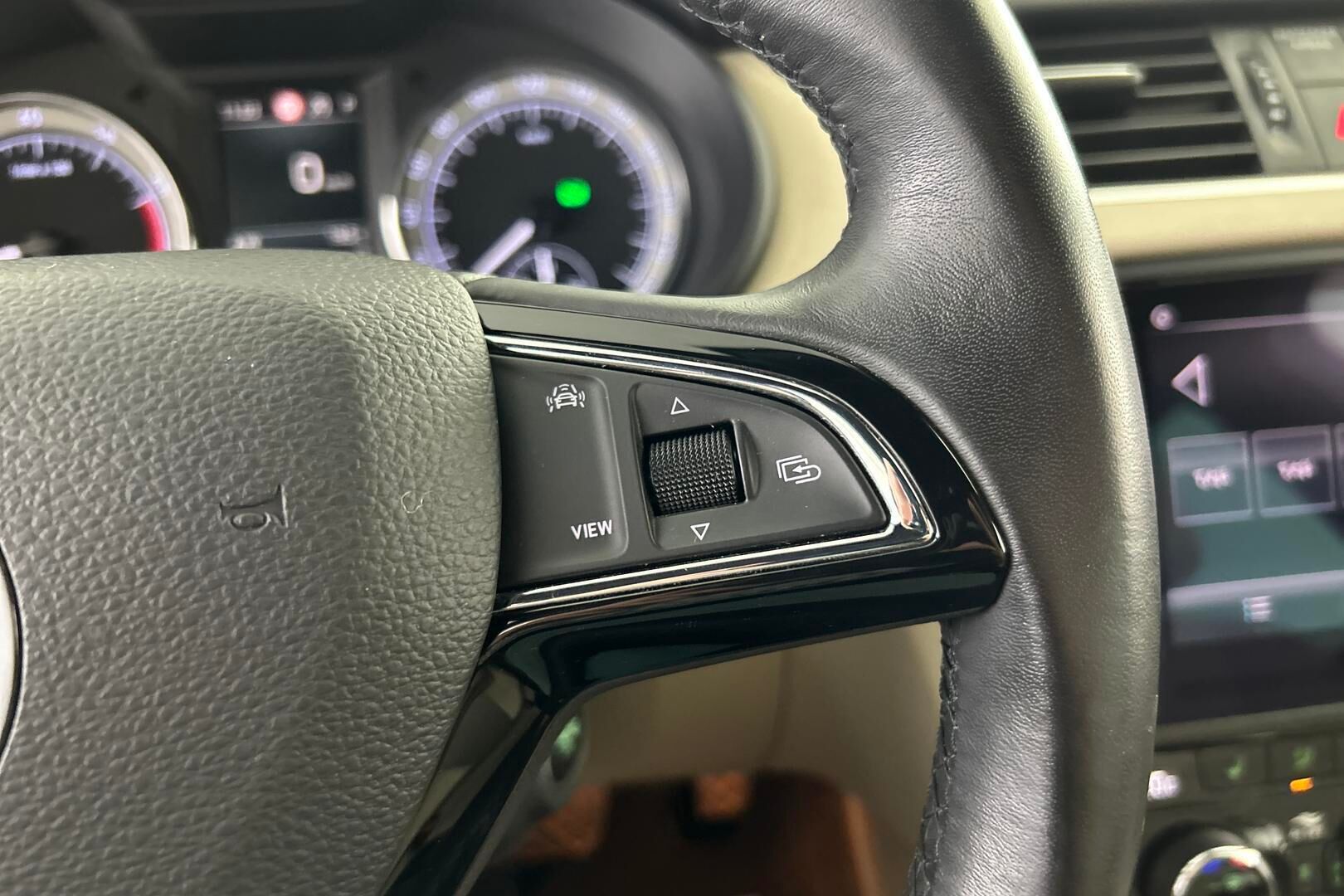 Skoda Octavia iso kuva 16