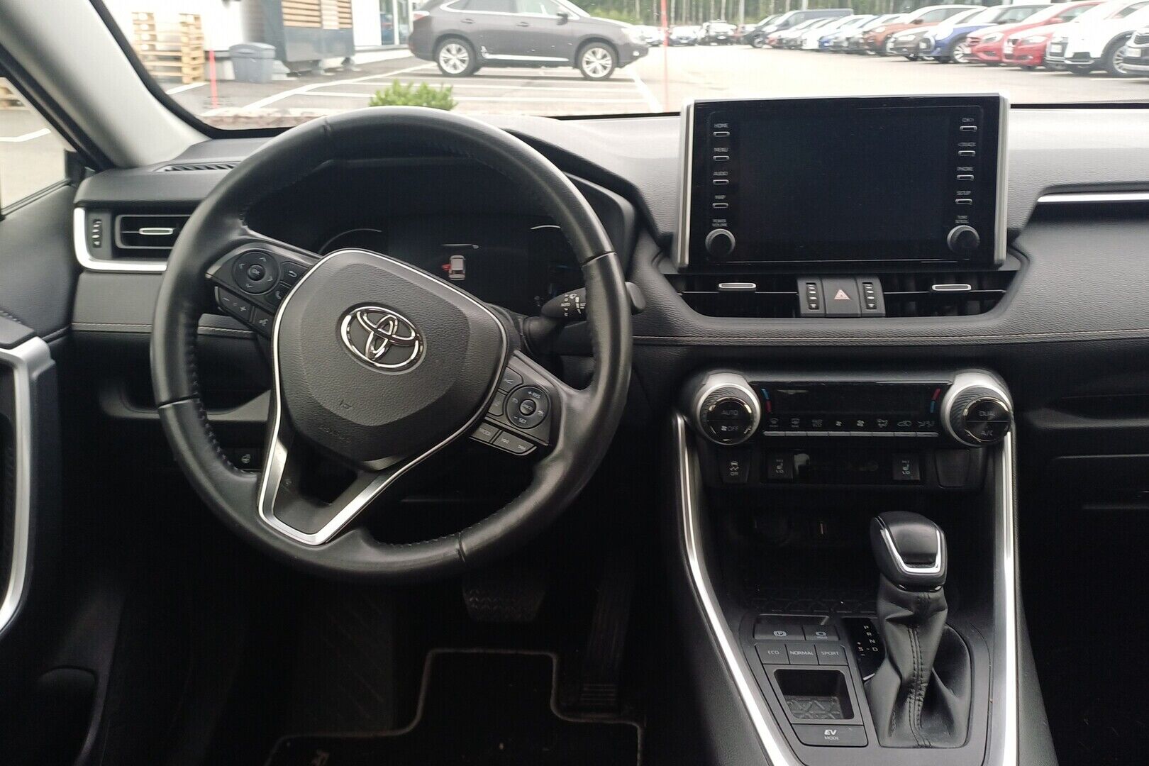 Toyota RAV4 iso kuva 1