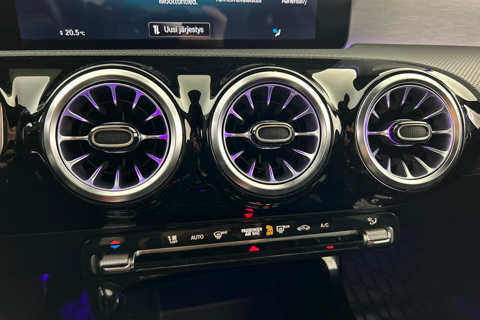 Mercedes-Benz CLA iso kuva 23