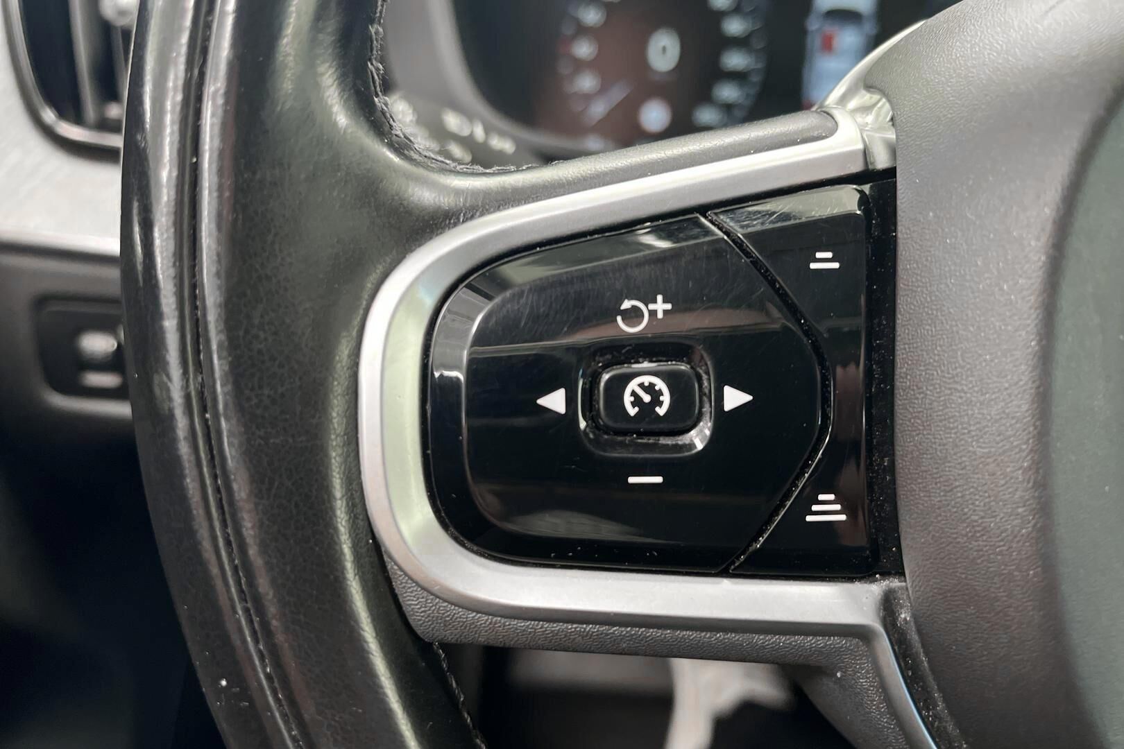 Volvo XC60 iso kuva 8