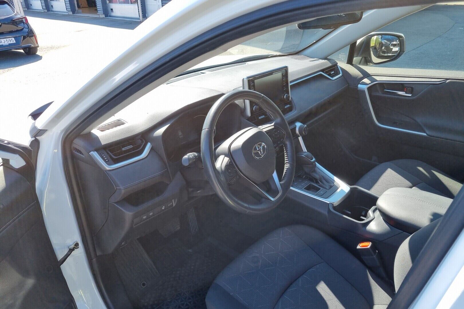 Toyota RAV4 iso kuva 1