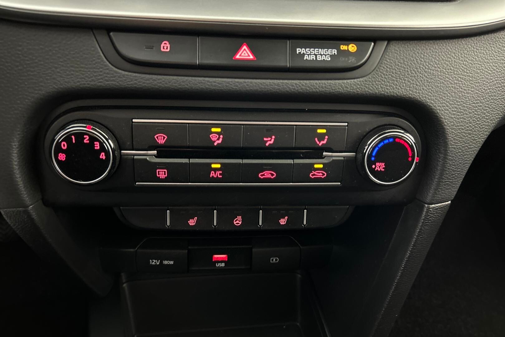 Kia Ceed iso kuva 17