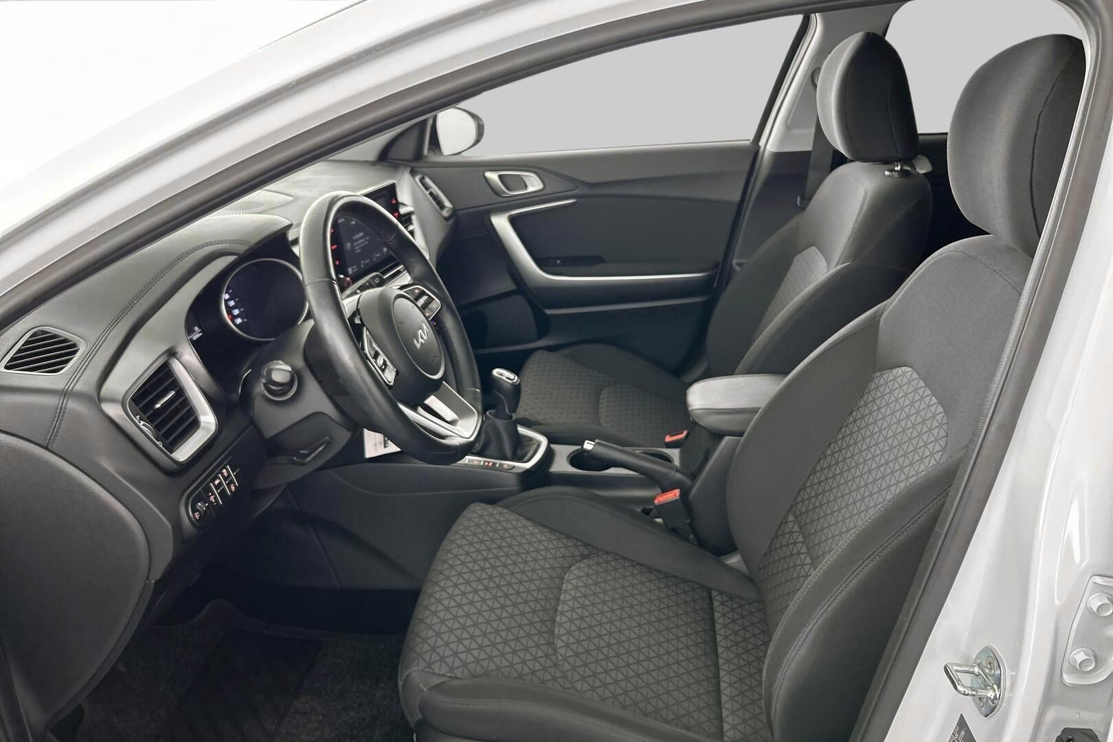 Kia Ceed iso kuva 8