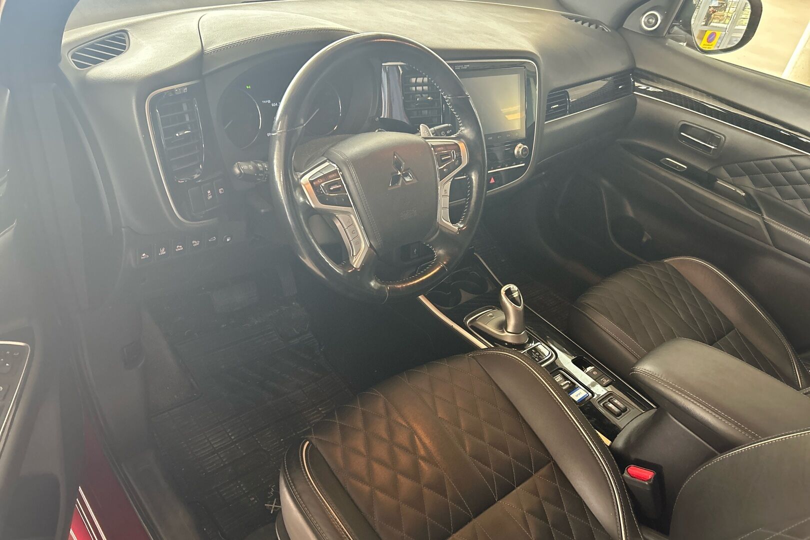 Mitsubishi Outlander PHEV iso kuva 2