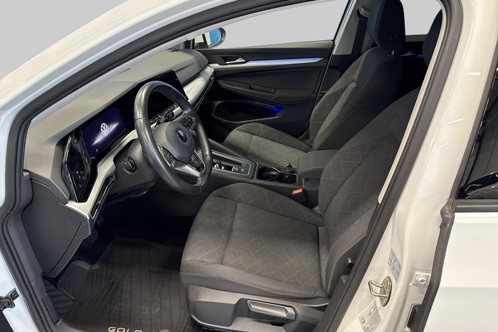 Volkswagen Golf iso kuva 9