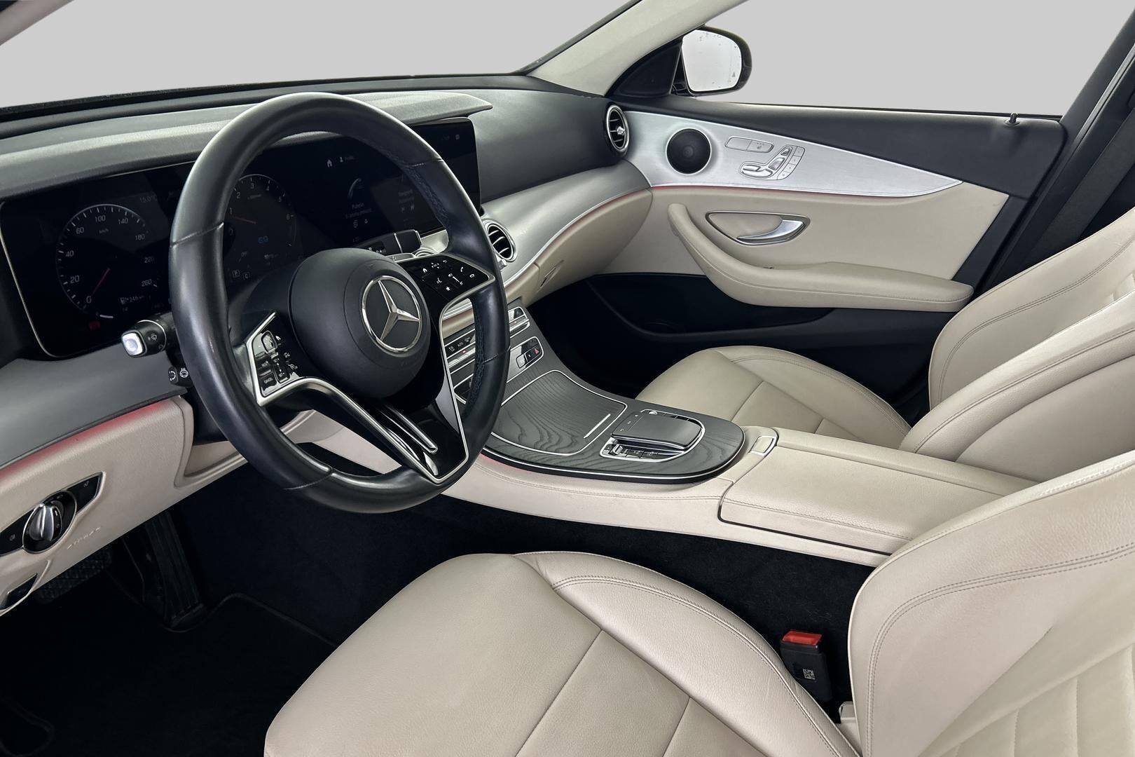 Mercedes-Benz E iso kuva 10