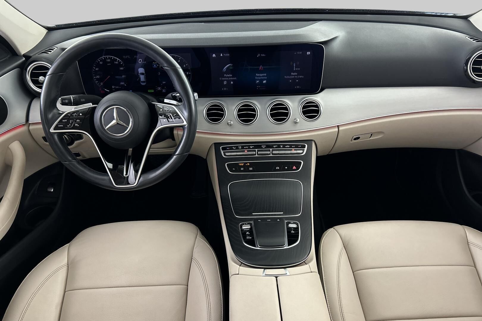 Mercedes-Benz E iso kuva 12