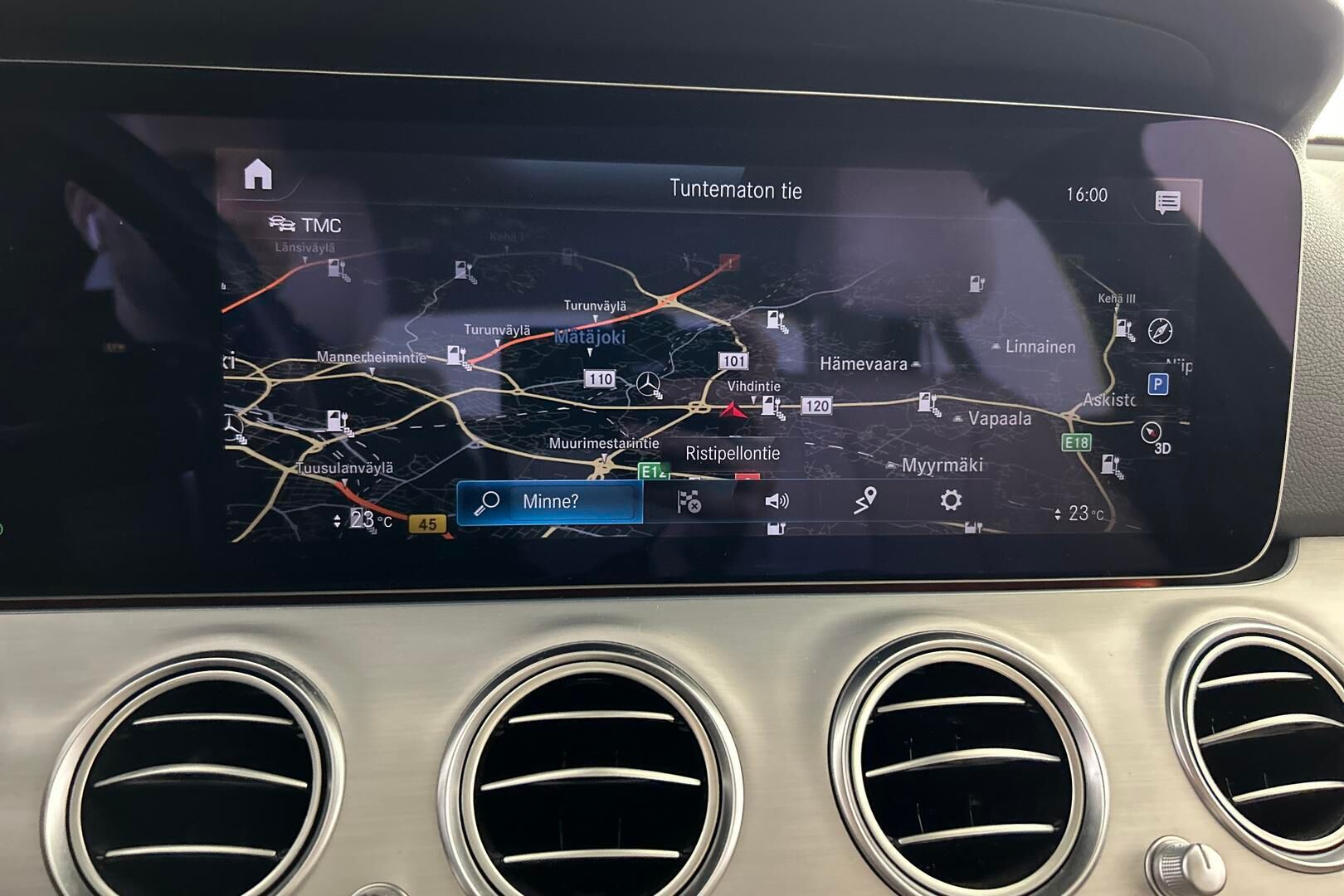 Mercedes-Benz E iso kuva 14